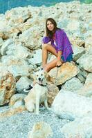 femme avec une chien sur une marcher sur le plage photo