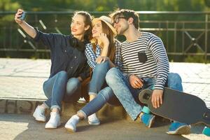 souriant copains fabrication selfie en plein air photo