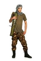 arabe nationalité dans camouflage costume et keffieh avec lanceur sur blanc Contexte photo