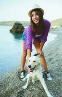 femme avec une chien sur une marcher sur le plage photo