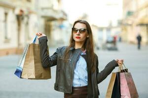 magnifique femme avec achats Sacs dans le ville photo