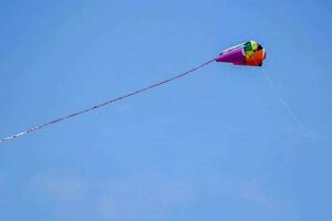 une cerf-volant dans le ciel photo