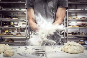 homme dans cuisine en train de préparer beignets photo