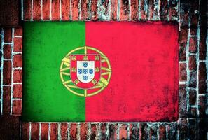 le Portugal drapeau sur brique mur photo