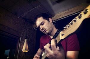 guitare en jouant par homme photo