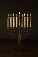 menorah avec des bougies allumées dorées photo
