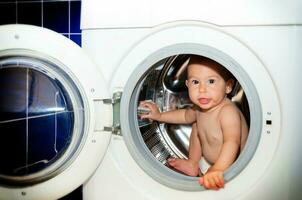 bébé dans le la lessive machine photo