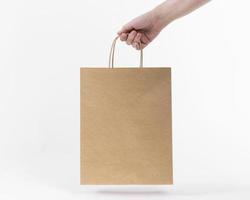 sac à provisions en papier tenu à la main
