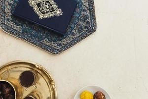 concept de ramadan avec coran et copyspace photo