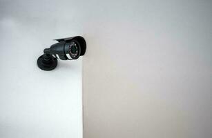 vidéosurveillance appareils photo installée sur une blanc mur. concept de surveillance et surveillance.