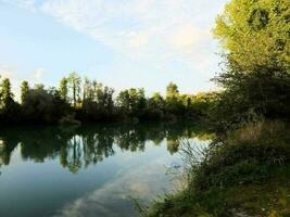 sur le rivière cours photo