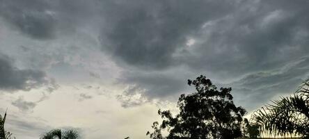 ciel avec des nuages dans le en retard après midi photo