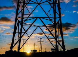 une champ avec électricité poteaux photo