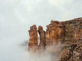 tranchant rochers dans le brouillard. montagnes dans une dense brouillard. mystique terres photo