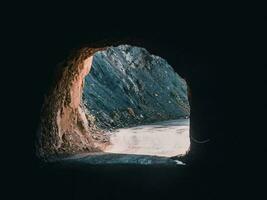 sortie de le foncé Montagne tunnel. photo