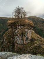 rond granit rock. rond Montagne. haute pente, falaise. loin Montagne plateau. photo