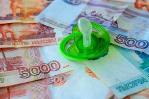 vert sucette sur russe argent cinq mille, cinq cent et un mille roubles. Etat avantages. Paiements de les enfants. photo