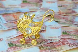 une petit or le chariot sur russe argent, cinq mille roubles. Etat avantages. Paiements de les enfants. photo