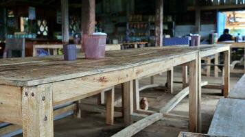 en bois table et chaises dans une classique restaurant endroit photo