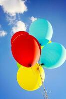 coloré des ballons dans le ciel photo