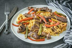 rôti du boeuf avec des légumes photo