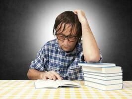 homme sur en train de lire temps photo