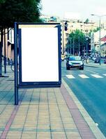 Vide panneau d'affichage dans le ville photo