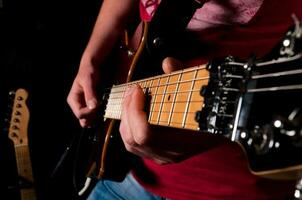 homme jouant de la guitare photo