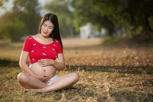 image de femme enceinte touchant son ventre avec les mains photo