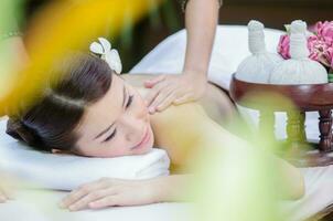 magnifique asiatique femme Faire spa massage photo