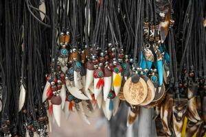 grodno, biélorussie - septembre 17 2016 divers les types de bracelets et bijoux colliers comme souvenirs sur le rue pour touristes et les citadins sur septembre 17 2016, dans grodno, biélorussie photo