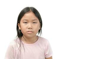 peu asiatique fille ennuyé isolé sur blanc photo