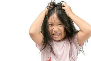 fille qui démange le sien cheveux ou frustré et en colère enfant photo