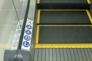panneaux sur un escalier mécanique, avertissement panneaux photo