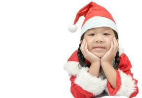 mignonne peu asiatique fille dans rouge Père Noël chapeau isolé photo