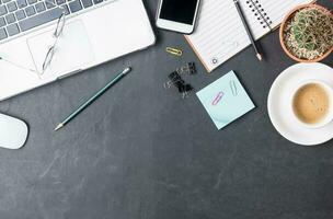 Bureau noir bureau table avec ordinateur, Provisions et café photo