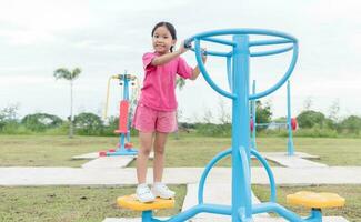 asiatique fille exercice à Publique santé parc photo