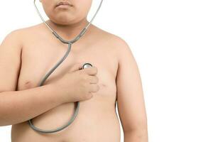 obèse graisse garçon vérifier cœur par stéthoscope isolé photo