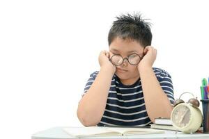 fatigué étudiant garçon avec des lunettes en train de dormir sur le livres photo