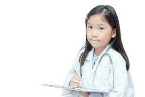 mignonne peu fille médecin avec papier et presse-papiers isolé photo