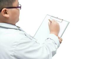 obèse garçon médecin travail isolé sur blanc Contexte photo