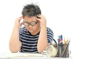 garçon étudiant stressé par le étude isolé photo