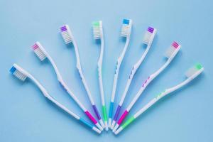 composition de brosse à dents sur fond bleu photo