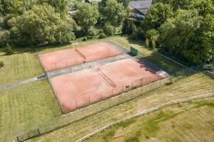 aérien vue de deux tennis tribunaux photo