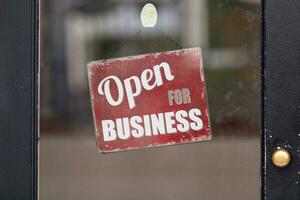 ouvert pour affaires signe dans une fenêtre photo