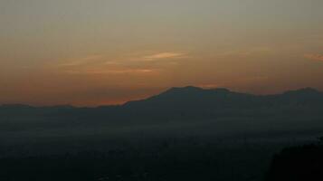 le Soleil monte plus de le montagnes photo