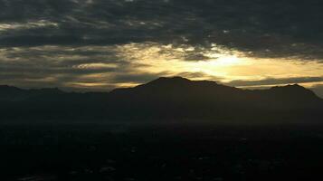 le Soleil monte plus de le montagnes photo