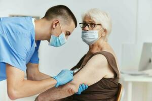 Masculin médecin donnant un injection vaccin passeport santé se soucier photo