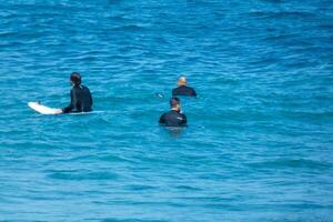 le surf école sur un océan plage photo