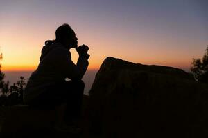 silhouette avec copie espace de femmes main prier ou culte sur Haut de Montagne et lever du soleil ciel abstrait Contexte. eucharistie thérapie Dieu bénit aider, espoir, et foi, Christian religion concept. photo